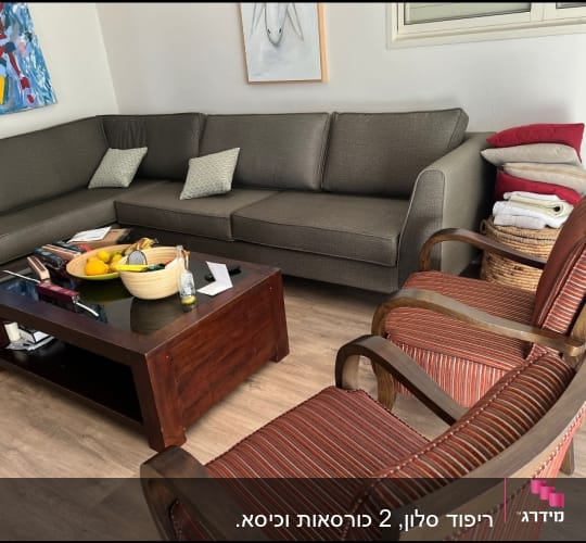 כריות צבעוניות מונחות על ספה וכורסאות